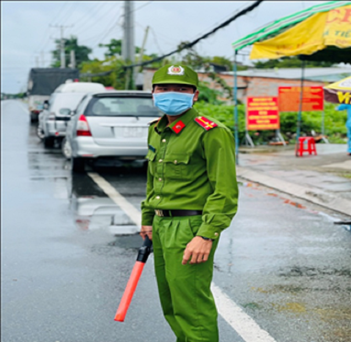 Lực lượng Công an tỉnh làm nhiệm vụ tại Chốt kiểm dịch Quốc lộ 1, đoạn qua xã Tân Phú Thạnh, Châu Thành A (Ảnh: Công an huyện Châu Thành A)