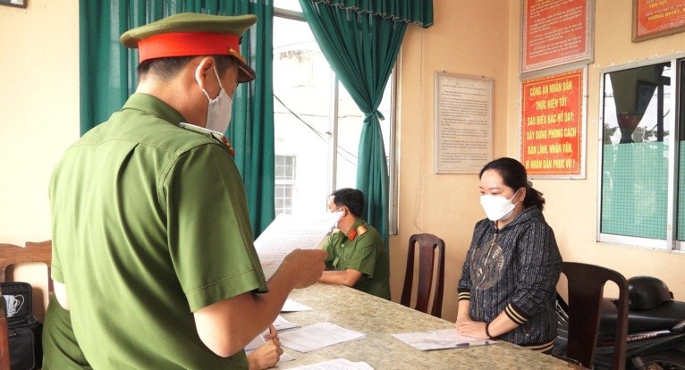 Điều tra viên công bố các quyết định tố tụng đối với Nguyễn Diễm My