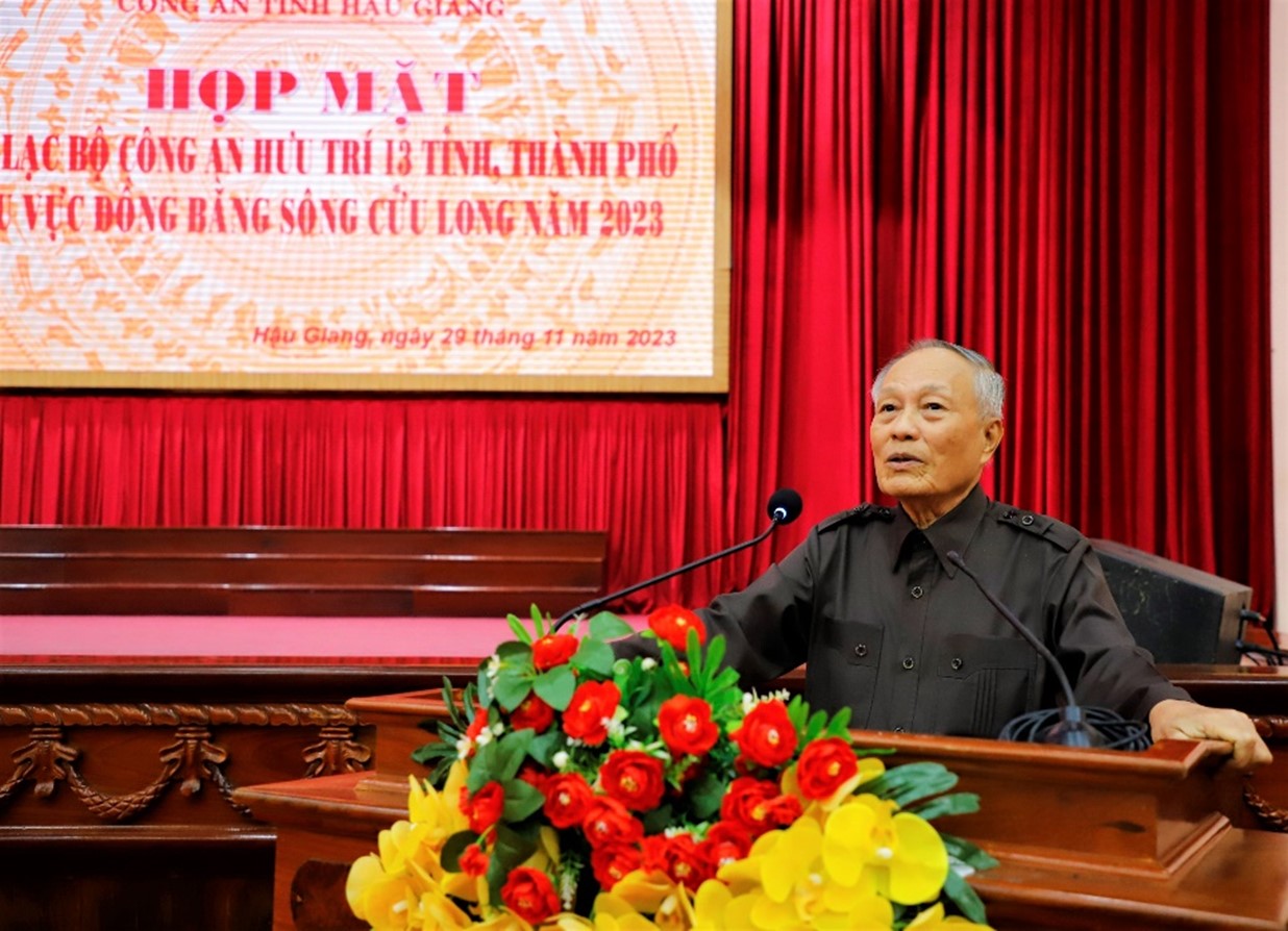 Đồng chí Trung tướng Nguyễn Xuân Xinh, Anh hùng lực lượng vũ trang nhân dân, nguyên Phó Tổng Cục trưởng Tổng cục V, Bộ Công an phát biểu tại buổi họp mặt