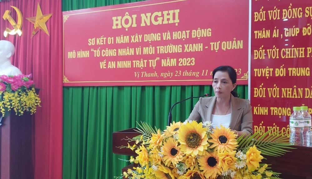 Đồng chí Trần Thị Hoa Phượng, Phó Chủ tịch Thường trực Ủy ban nhân dân thành phố Vị Thanh phát biểu tại Hội nghị