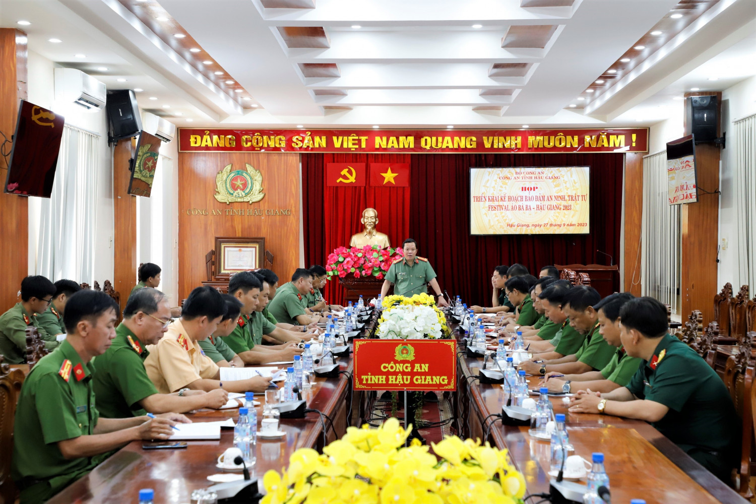 Đồng chí Nguyễn Văn Thắng, Phó Giám đốc Công an tỉnh họp thống nhất phương án đã khảo sát tại điểm Lễ