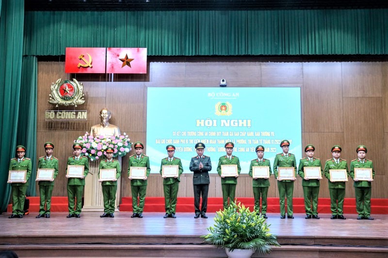 Trung úy Nguyễn Minh Tâm (ngoài cùng bên trái) được Bộ Trưởng Bộ Công an tặng Bằng khen tại Thủ đô Hà Nội Tháng 3/2024