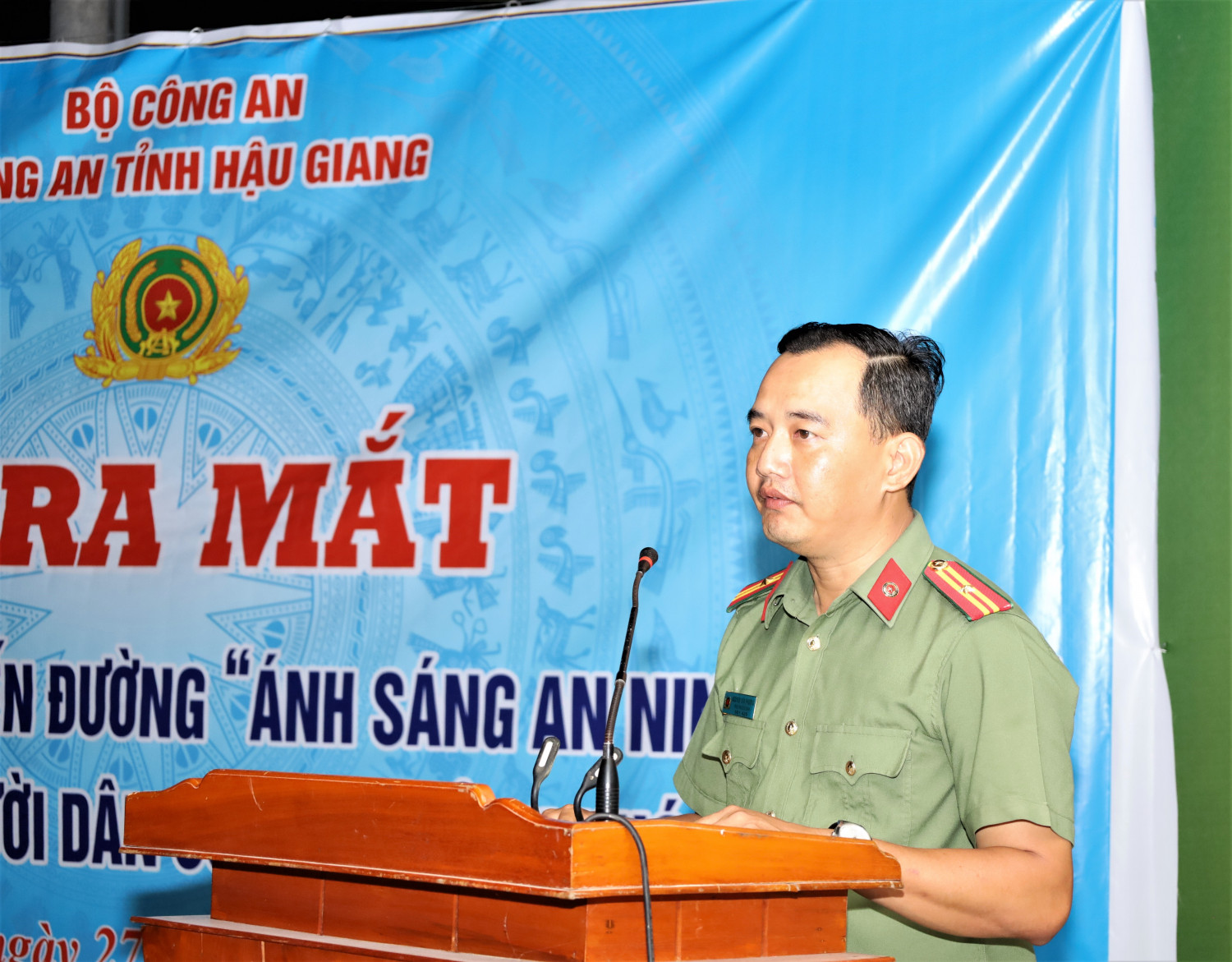 Thiếu tá Nguyễn Văn Phương, Trưởng Ban Thanh niên Công an tỉnh báo cáo tóm tắt kết quả triển khai mô hình