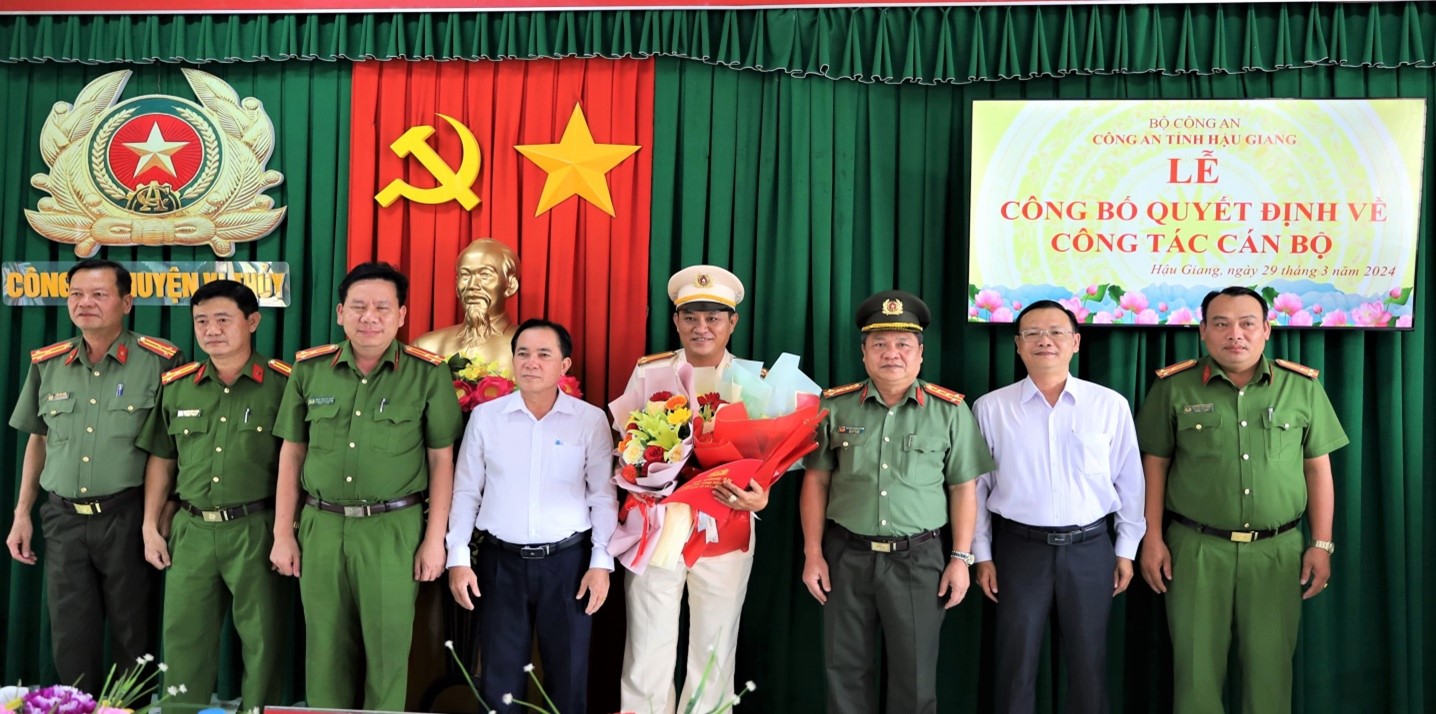 Đồng chí Trung tá Nguyễn Hồng Dũng, Tân Phó Trưởng Công an huyện Vị Thủy chụp ảnh lưu niệm cùng với các đồng chí lãnh đạo Công an tỉnh và đại diện cấp ủy, lãnh đạo huyện